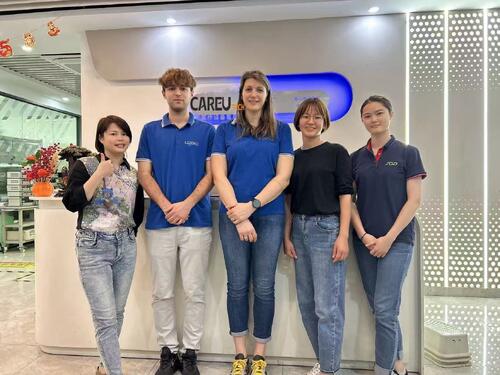 최신 회사 사례 두 명의 이탈리아 인턴이 카메라 헤드 수리 훈련에 왔습니다.